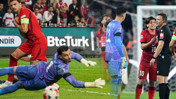 A Milliler 10 Kişi Bastırdı, Fransa Tek Golle Kazandı: Uğurcan Kırmızı Kart Gördü