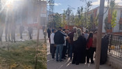 Van'da Silahlı Öğrenci Paniği! Pompalı Tüfekli Gence Veli ve Öğretmenler Son Anda Müdahale Etti