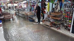 Kemeraltı Çarşısı'ndaki iş yerlerini su bastı