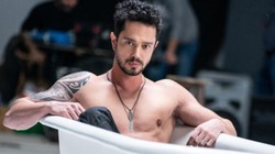 Murat Boz son klibi için küvette