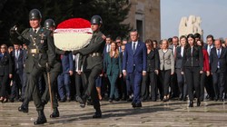 CHP lideri Özgür Özel ve PM üyeleri, ilk toplantı öncesi Anıtkabir'i ziyaret etti