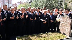 MHP lideri Bahçeli, Alparslan Türkeş'i mezarı başında andı