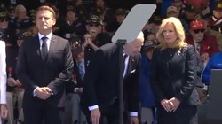 Biden olmayan sandalyeye oturmaya çalıştı