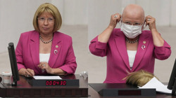 CHP'li Vekil Nurten Yontar Meclis'te Peruğunu Çıkardı, Meme Kanseri Olduğunu Açıkladı