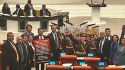 Vekillerden Meclis'te Protesto: Genel Kurul Salonuna Teğmen Yeminiyle Girdiler