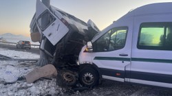 Kars'ta Feci Kaza! İki Minibüs Çarpıştı: 1'i Ağır, 27 Yaralı