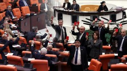 Meclis'te CHP'li Vekillerden İktidara 'Kırmızı Kart'lı Erken Seçim Çağrısı: 'Cesaretiniz Varsa...'