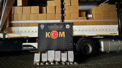 Afyonkarahisar'da bir tırda 6 milyon filtreli sigara kağıdı ele geçirildi