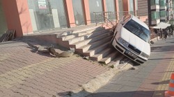 El Freni İndirilen Otomobil Merdivende Asılı Kaldı