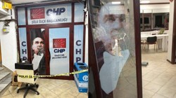 Gökan Zeybek Duyurdu: CHP Binasına Taşlı Saldırı