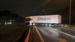 Makaslayan TIR D-100 Kara Yolunun Ortasında Kaldı