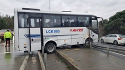 İstanbul'da Faciadan Dönüldü! Kontrolden Çıkan İşçi Servisi Kaza Yaptı