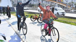 İzmir’de Bisikletli Sağlık Adımı, Onlarca Kişi Bir Arada