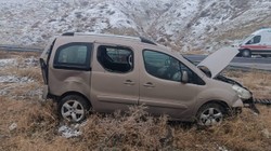 Buzlu Yol Faciası! Şarampole Devrilen Araçtaki 2 Kişi Yaralandı