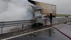 Mardin'de Demir Boru Yüklü TIR, Önündeki TIR’a Çarptı: Sürücü Yaralı