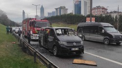 TEM Otoyolu'nda Seyir Halindeki Minibüs Cayır Cayır Yandı
