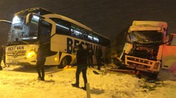 Bitlis’te Yolcu Otobüsü Tırla Çarpıştı, 2 Yaralı