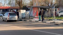 Otomobil, Otobüs Durağına Çarptı