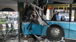 Halk Otobüsü Kafeye Daldı: 4 Yaralı