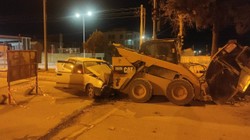 Otomobil İş Makinesine Çarptı