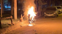 Park Halindeki Motosiklet Alev Alev Yandı