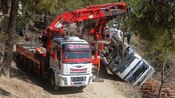 Şarampole Devrilen Kamyonun Sürücüsü Kıl Payı Ölümden Döndü
