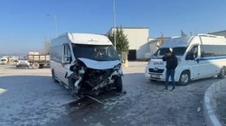 Manisa'da İki Servis Minibüsü Çarpıştı, 19 Yaralı