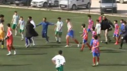 Yeşil Saha Boks Ringine Dönüştü! Futbolcu, Teknik Heyet ve Taraftarlar Birbirine Girdi