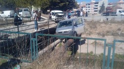 Eskişehir'de Araçlar Kafa Kafaya Çarpıştı! Biri Borularda Asılı Kaldı