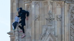 Bir Gösterici Filistin Bayrağıyla Londra'daki Elizabeth Kulesi'ne Tırmandı