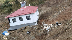 Artvin'de Heyelan! Bir Ev Temeliyle Birlikte Metrelerce Kaydı