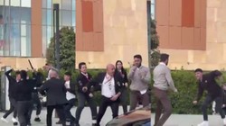 İstanbul'un Göbeğinde Dehşet Dolu Anlar... AVM'de Bıçakla Terör Estirdiler