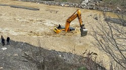 Kastamonu'da Korkutan Anlar! Çayın Debisi Yükseldi, İş Makinesinin Üstünde Mahsur Kaldı