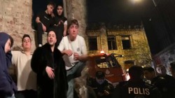 'Pes' Dedirten Rahatlık! İzinsiz Klip Çekiminde Tarihi Topçu Karakolunu Küle Çevirdiler