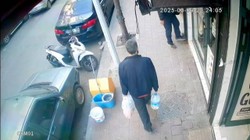 Vicdansızlık Anbean Kamerada! Sokak Kedilerinin Mamasını Tekmeledi