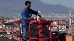Müşterilerini Vinçte Tıraş Etti