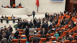 Meclis'te Tansiyon Yine Yükseldi, Vekiller Birbirine Girdi