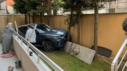 Otomobille Geri Manevra Yaparken Bahçeye Düştü!