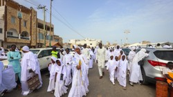 Senegal'de Okyanus Kenarında Bayram Namazı