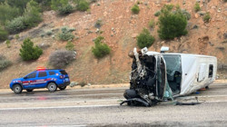 Mersin'de Servis Minibüsü Devrildi: Yaralılar Var