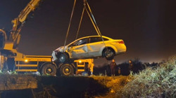 Otomobil Kanala Uçtu, 4 Kişi Yaralandı