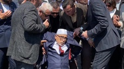 Türkeş'i Anma Programında Endişe Veren Anlar! Dua Eden İmam Bayıldı