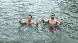 Sağanak Yağışa Aldırış Etmeden Denize Girdiler