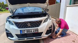 Aracın Motoruna Giren Yavru Kedileri İşte Böyle Çıkarmaya Çalıştılar