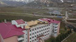Bitlis'te Kuvvetli Fırtına Okulun Çatısını Alıp Götürdü, Eğitime Ara Verildi