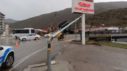 Trafik Işıkları Fırtınanın Kuvvetine Dayanamadı