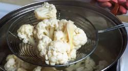 Yılların Aşçısı Püf Noktasını Açıkladı: Karnabahar Pişirirken Suyuna 1 Kaşık Ekleyince Kokudan Eser Kalmıyor