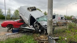 Kocaeli'de Korkunç Kaza! Hafif Ticari Araç Otomobilin Üstüne Uçtu