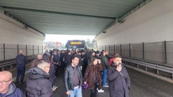 Metrobüs Arızalandı, Yolcular Yollara Döküldü