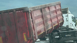 Seyir Halindeyken Damperi Açılan Tır Üst Geçide Çarptı